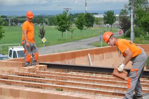 Instalace stropů HELUZ - i ty jsou nabízeny v rámci iniciativy Smysluplný celek