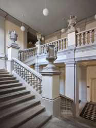 Pohled do schodišťové haly historické budovy