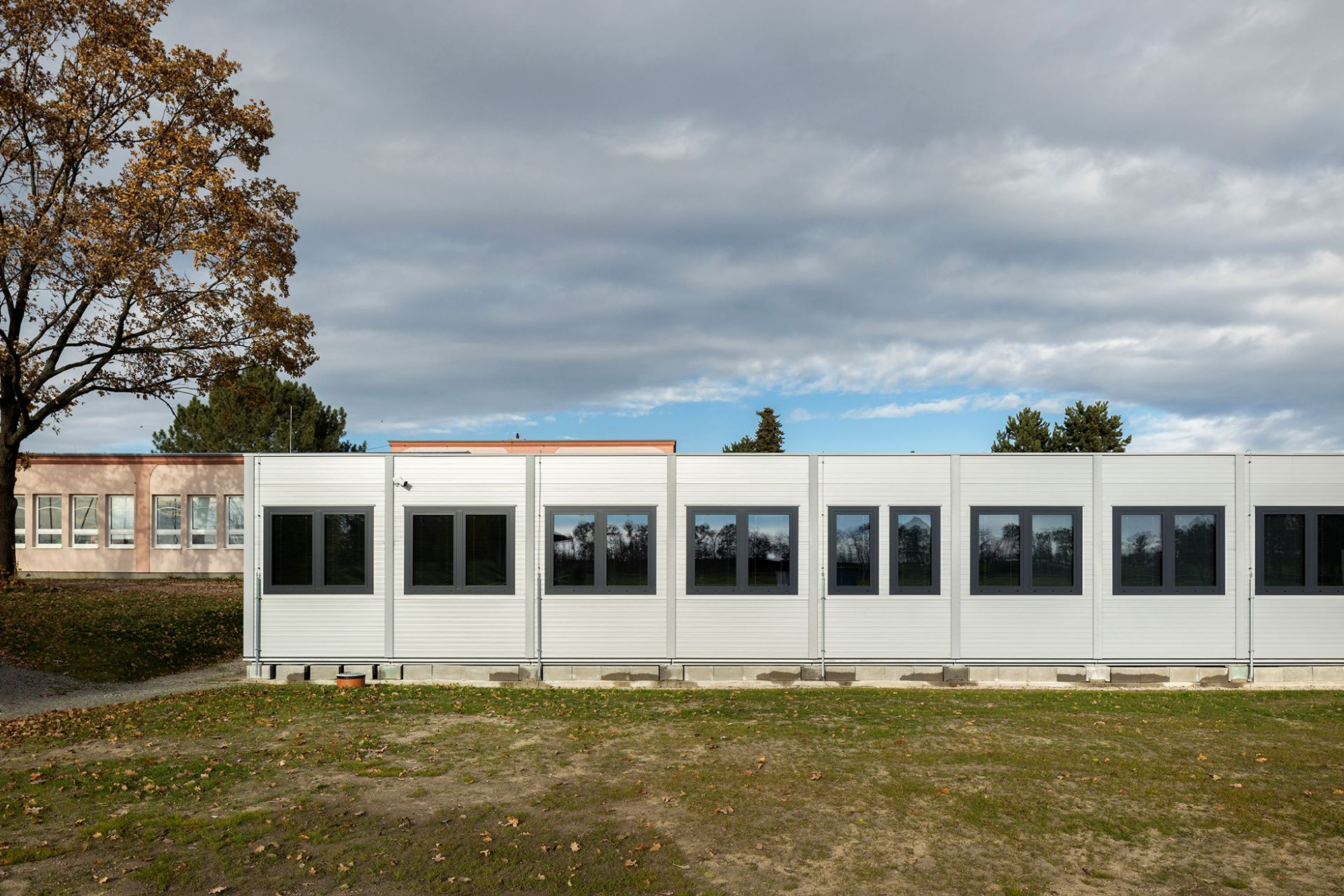 Novou modulární školu tvoří celkem 98 modulů KOMA MODULAR.