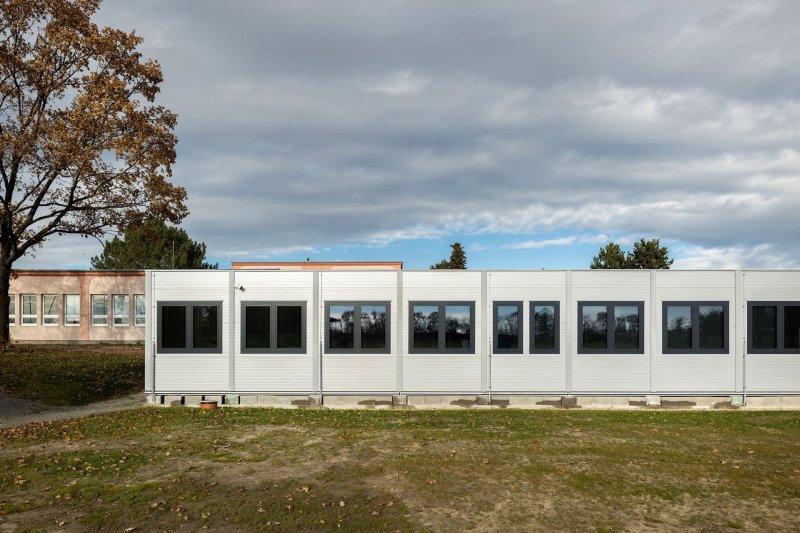 Novou modulární školu tvoří celkem 98 modulů KOMA MODULAR.