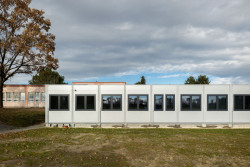 Novou modulární školu tvoří celkem 98 modulů KOMA MODULAR.