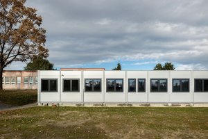 Novou modulární školu tvoří celkem 98 modulů KOMA MODULAR.
