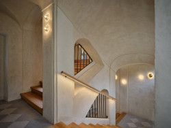 Osvětlení na schodišti svým tvarem připomíná sférická vesmírná tělesa. (Rekonstrukce měšťanský dům na Valdštejnském náměstí, Formafatal)