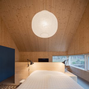 Chata v Jizerských horách, Markéta Cajthamlová, Architektonická projekční kancelář: Konstrukce domu je realizovaná z masivních CLT panelů, které zůstaly v interiéru přiznané