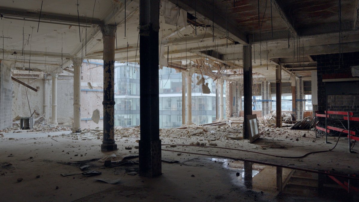 Transmutation: Série devíti krátkých snímků vznikla ve spolupráci architektonicko-filmového dua Beka & Lemoine a známého bruselského kolektivu Rotor, který se věnuje ekologii a recyklaci v architektuře. 