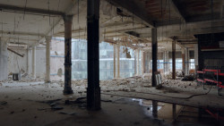 Transmutation: Série devíti krátkých snímků vznikla ve spolupráci architektonicko-filmového dua Beka & Lemoine a známého bruselského kolektivu Rotor, který se věnuje ekologii a recyklaci v architektuře. 