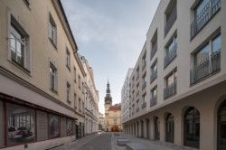 Čtvrti se v historii říkalo Lauby - podle "loubí" zdejších historických domů. Architekti ho sem vrátili aluzí na něj. (Bytový dům Nové Lauby v Ostravě, ateliér znamení čtyř - architekti)