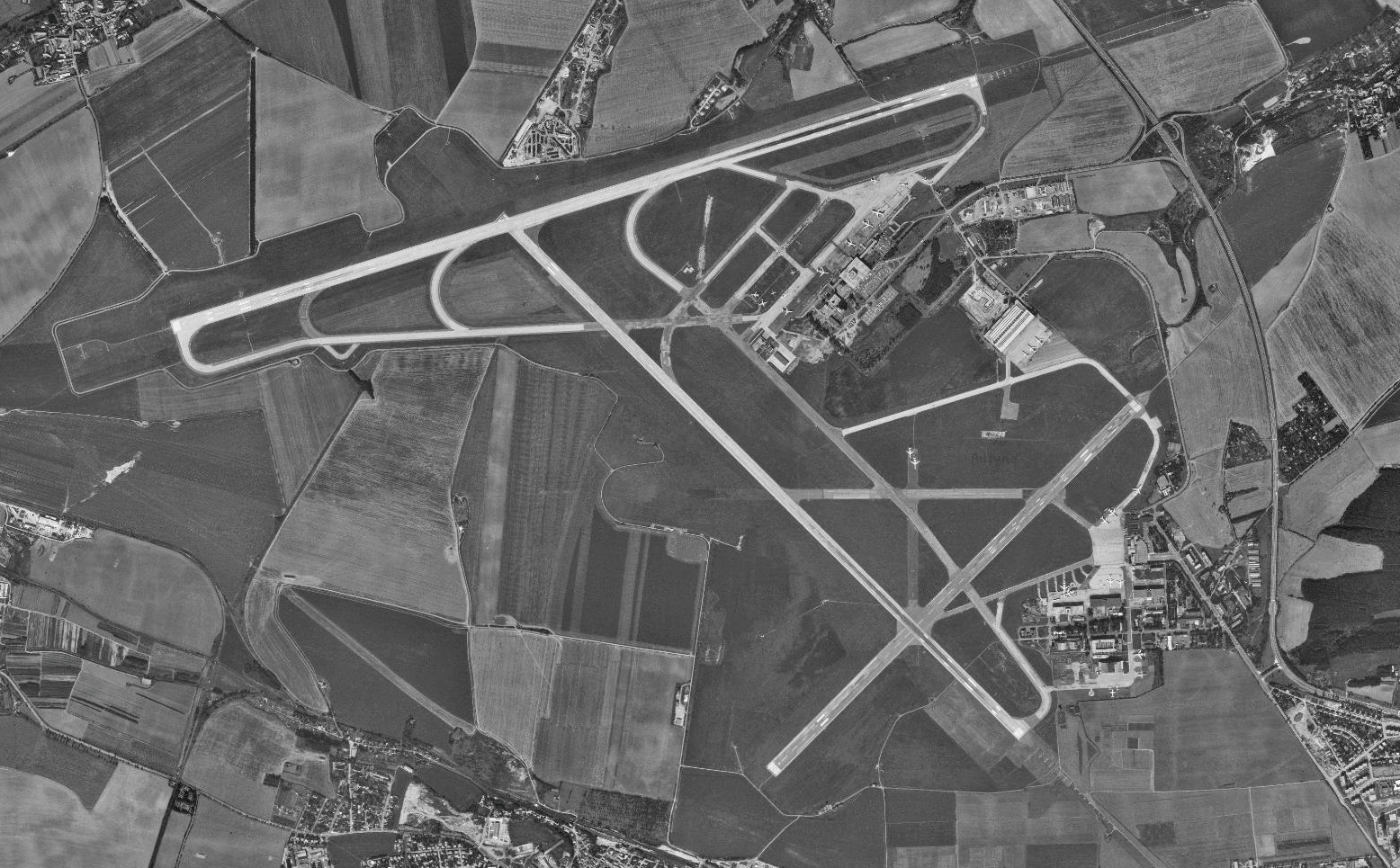 Rozvoj letiště přirozeně připomíná růst turismu. Snímek z roku 1988.