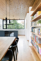 Rodinný dům v Berouně, Markéta Bromová architekti: V interiérech převládá dřevo. Autorka ho aplikovala i na podhledy