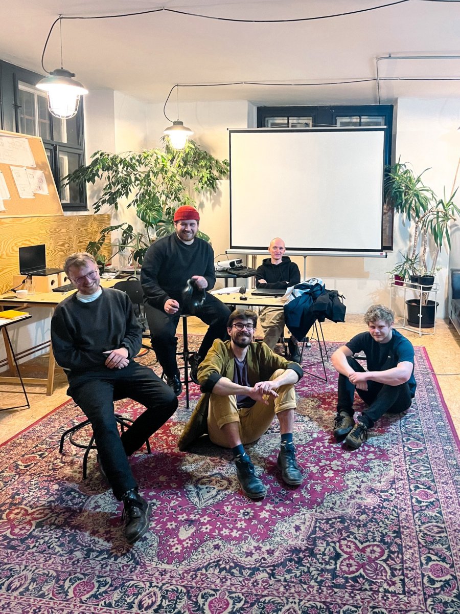 Tamti architekti - zleva: Adam Dvořák, Štěpán Perný, Oskar Madro, Šimon Semerák a Ondřej Machač - se společně mimo Oskara poznali už na střední škole. Aťák založili po společné soutěži.