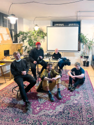 Tamti architekti - zleva: Adam Dvořák, Štěpán Perný, Oskar Madro, Šimon Semerák a Ondřej Machač - se společně mimo Oskara poznali už na střední škole. Aťák založili po společné soutěži.