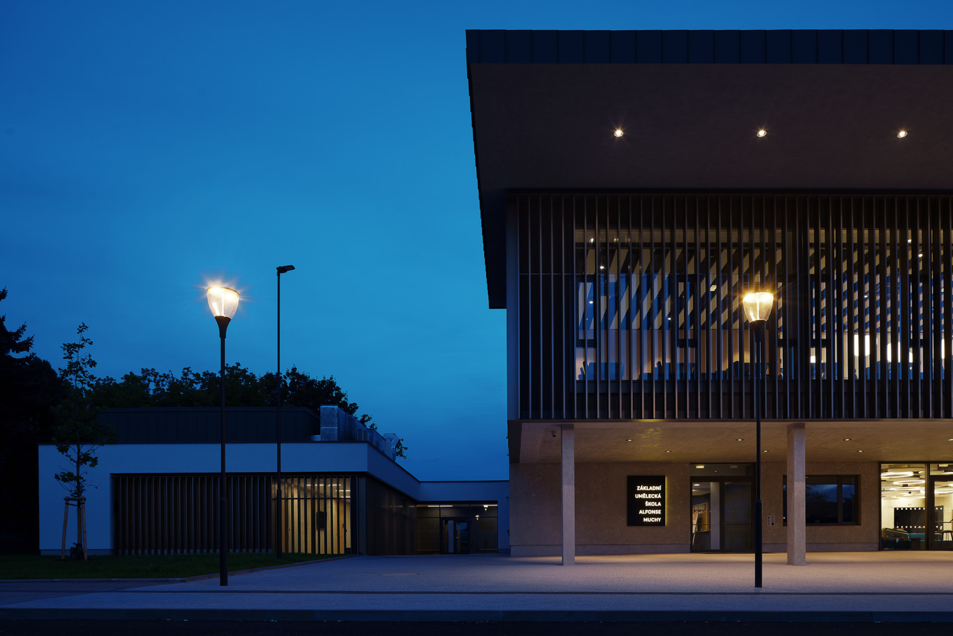 Rekonstrukce kulturního domu byla doplněná také o prostory ZUŠ. Obě dvě instituce nyní mohou prostory využívat společně a paralelně. (Rekonstrukce Kulturního domu v Letohradě; architekti.in)