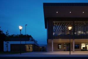 Rekonstrukce kulturního domu byla doplněná také o prostory ZUŠ. Obě dvě instituce nyní mohou prostory využívat společně a paralelně. (Rekonstrukce Kulturního domu v Letohradě; architekti.in)
