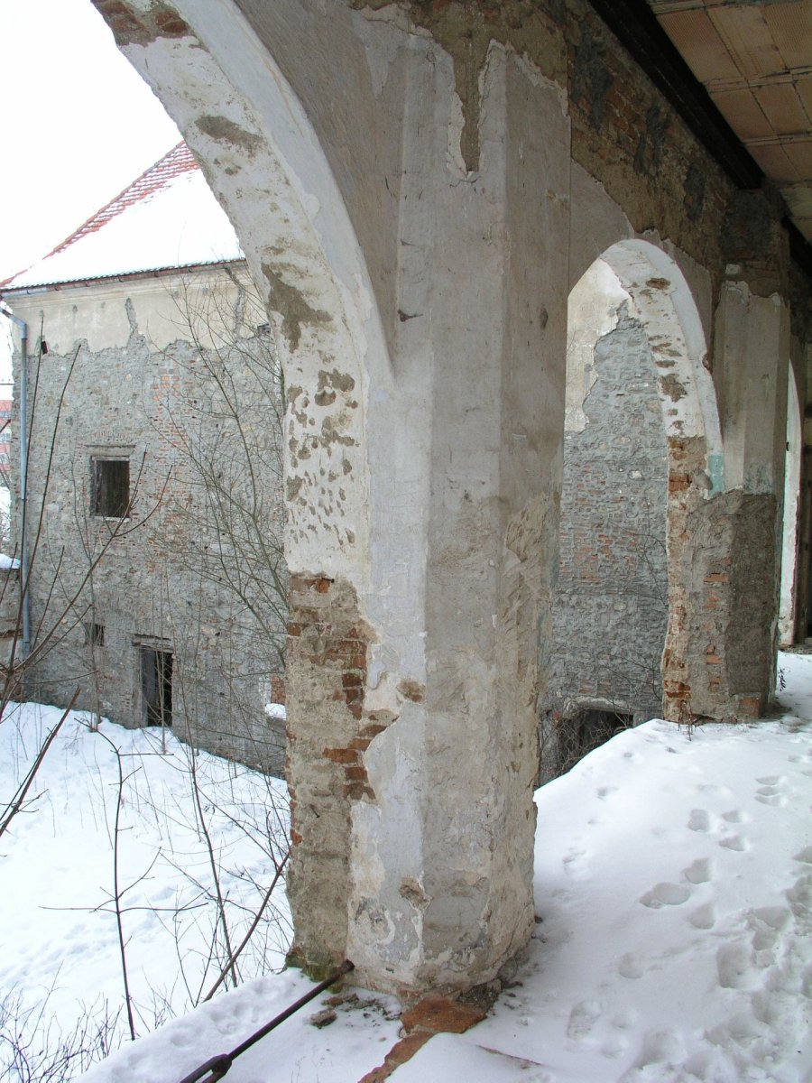 Pohled do arkád směřujících do dvora