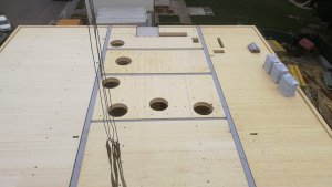 Komunitní centrum Mírová, Mnichovo Hradiště, PROJEKTIL ARCHITEKTI - foto z výstavby - otvory pro střešní světlíky.