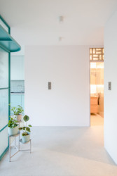 Interiér je světlý a právě díky velkorysému prosklení může světlo z oken proudit až do středu dispozice. (Rekonstrukce panelákového bytu; Markéta Janderová)