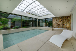 Bazén se zvedacím dnem s několika úrovněmi.