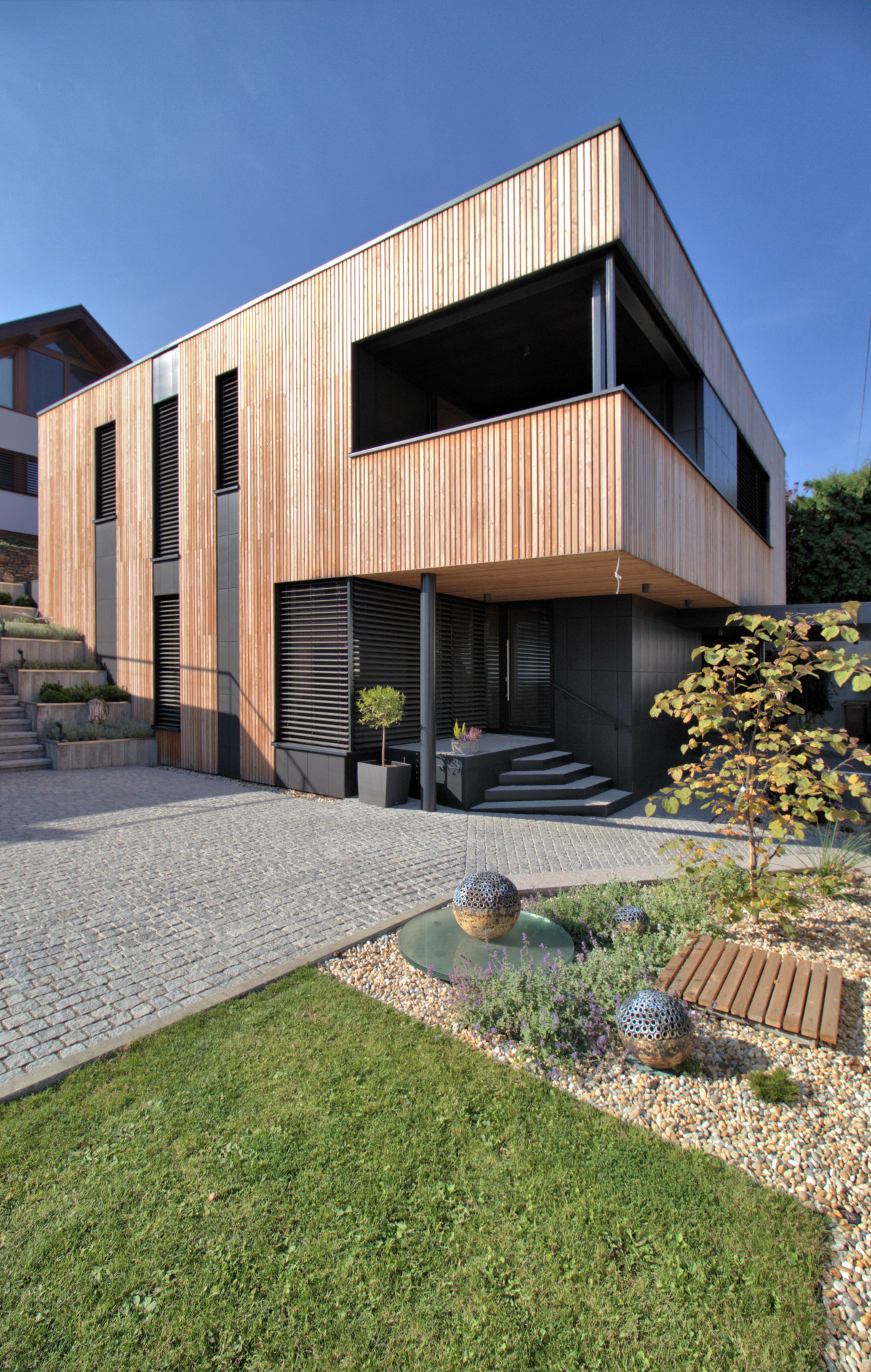 Ateliér MOLNÁR-PERÁČEK postavili v Bratislavě rodinný dům z CLT panelů