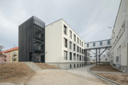 Česká společnost KOMA MODULAR uplatňuje modularitu na stavbách různých typologií. Díky inovacím jsou považováni za špičku mezi architekty i stavaři