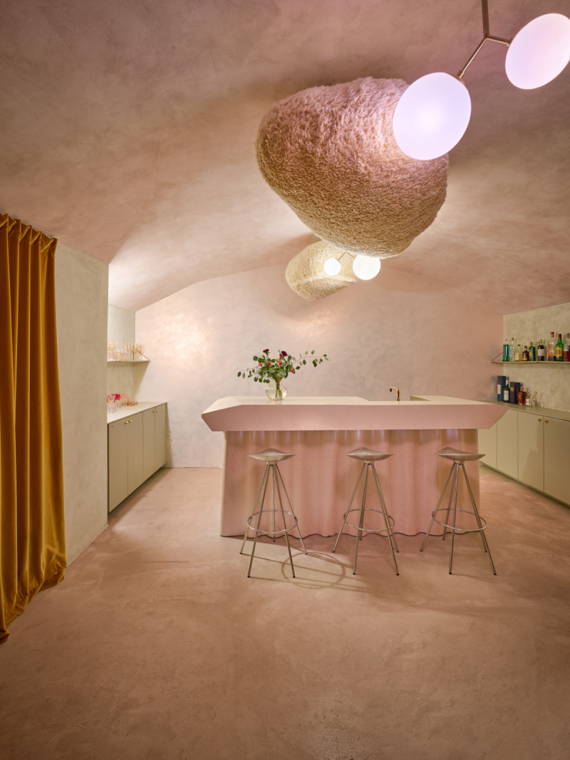 Prostor funguje jako sauna i místo pro komunitní setkávání obyvatel domu. (Komunitní sauna; Jana Štěrbáková, Eduard Štěrbák)