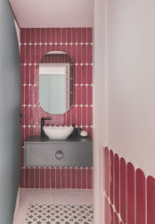 Obložení koupelny je taktéž růžové, tentokrát však v tmavších odstínech. (TUR House, OOIIO)