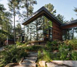 Rekreační objekt Rammed Earth Cottage v kanadské provincii Ontario