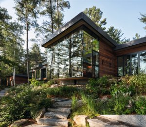 Rekreační objekt Rammed Earth Cottage v kanadské provincii Ontario