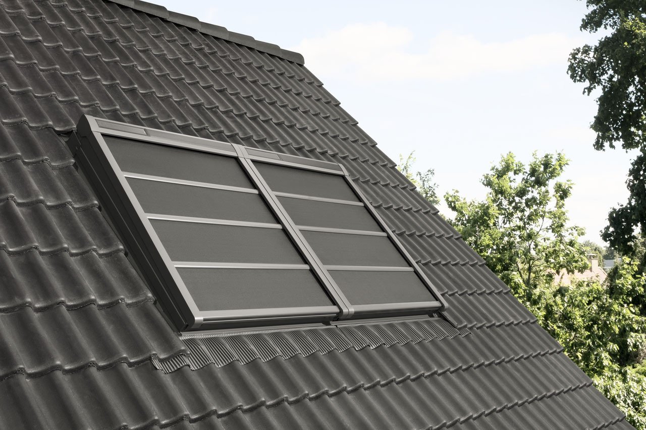 Lehká venkovní roleta na solární pohon SSS, Velux.