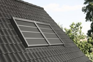 Lehká venkovní roleta na solární pohon SSS, Velux.