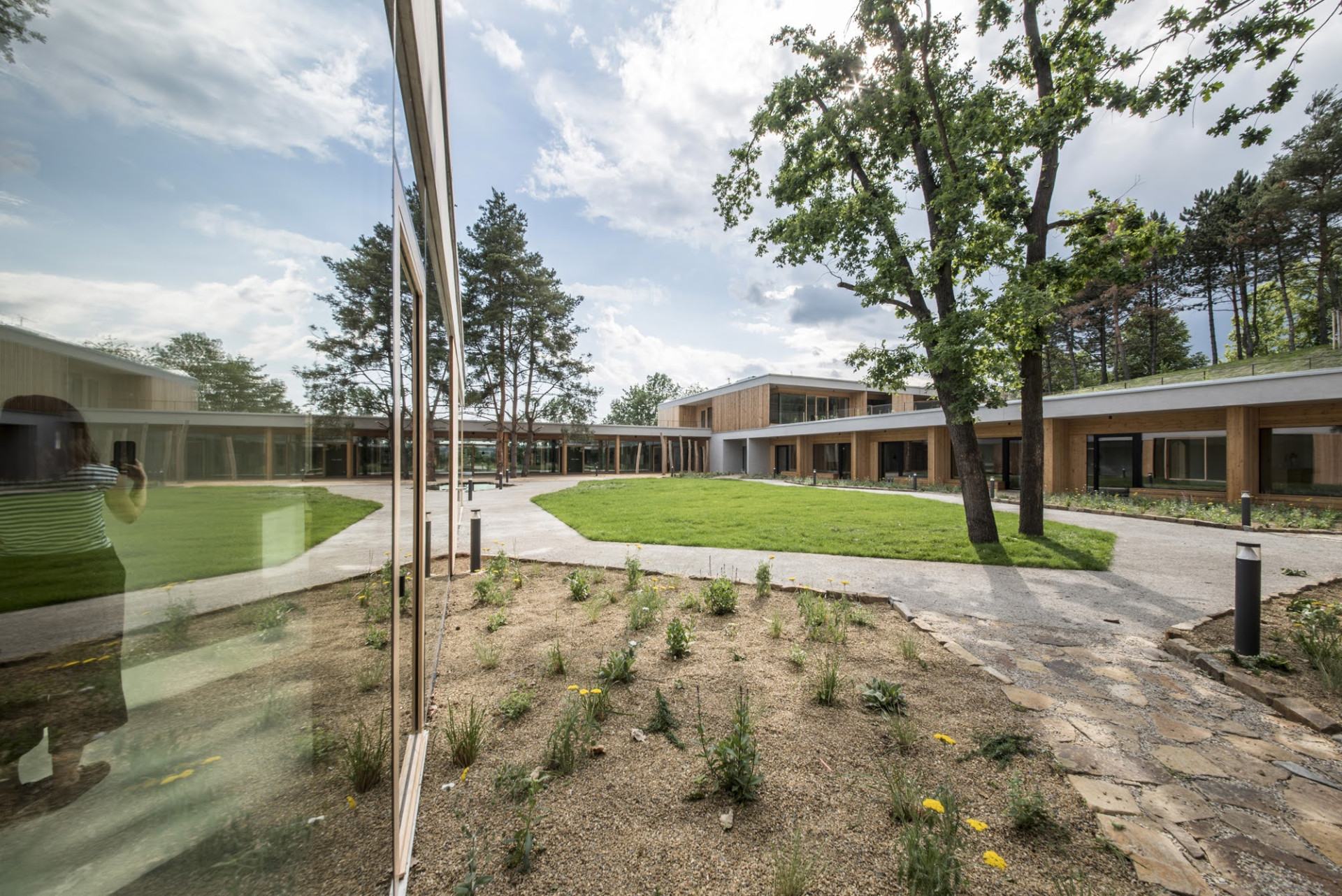 Místnosti v přízemí jsou poskládány kolem atria. 
 (Dům pro Julli, ateliér Čtyřstěn)