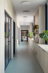 Pohled na chodbu v nové nástavbě (Rozšíření Základní školy Duhovka v Praze, ra15)