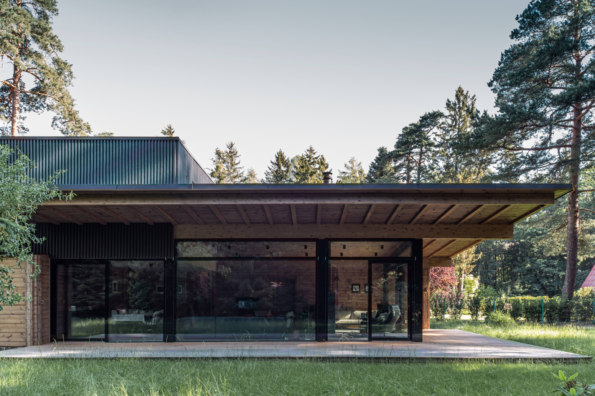 Studio monom postavilo dřevěný rekreační objekt v chatové oblasti nedaleko Prahy