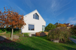 Rodinný dům pochází z počátku devadesátých let. (Přestavba rodinného domu v Ostrovačicích, INK ARC)