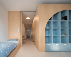 Dětský pokoj patří k těm místnostem, které se dají propojit se zbytkem bytu. Posuvné dveře ovšem umožňují prostor také zónovat. ("Open space" byt v Hodoníně od Atel!er)