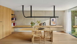 Světelný profil drží kožené nebo látkové popruhy, které se plynule posouvají skrze speciální kovové spony. (Design bratři Ronan & Erwan Bouroullecovi)