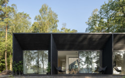 Nedaleko švédského Göteborgu stojí Villa Jägersro. V ní si mladá rodinu užívá výhledů na jezero a okolní přírodu.