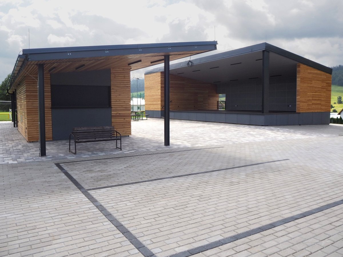 Architekti ze studia Liprojekt doplnili sportovní areál v obci Vidče o bufet s posezením a kryté pódium