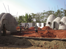 Výstavba domů z pálené hlíny.