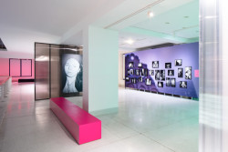 Pohled do výstavy (Výstava Libuše Jarcovjaková, ateliér AnnaMAT)