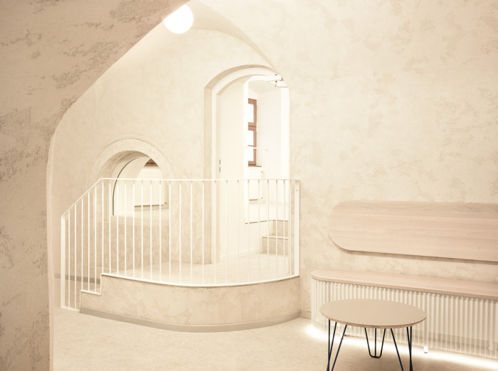 Do podoby, která vyhovuje provozu Českého domu, byl upraven ze svého dřívějšího kancelářského využití