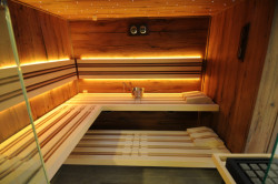 Kvalita a pohodlí jsou klíčovými faktory, které odlišují sauny na míru od běžných modelů.