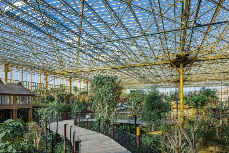 Konstrukci střechy projektu Edenya tvoří 16 prefabrikovaných modulů o ploše přibližně 2 500 m², které byly nejprve smontovány na zemi a následně usazeny do finální pozice ve výšce téměř 20 metrů. (Tropický skleník Edenya, Pascal De Beck)