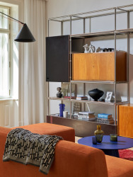 Staré kusy nábytku spojené do nábytkové koláže (Byt na Starém Městě; Facha architekti)