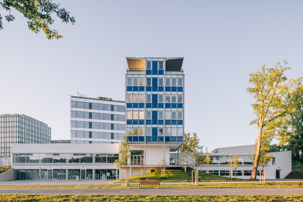 Dříve tady sídlila administrativa panelárny, nyní budovu z 60. let zabydleli architekti. (Ateliér v panelárně od A8000)