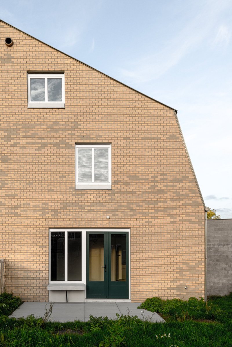 Schaerdeke Lo-Reninge, Architectenbureau Bart Dehaene - Dominantním materiálem je pálená cihla okrové barvy, která navazuje na vlámskou tradici cihelných fasád a podobu místního prostředí