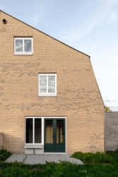 Schaerdeke Lo-Reninge, Architectenbureau Bart Dehaene - Dominantním materiálem je pálená cihla okrové barvy, která navazuje na vlámskou tradici cihelných fasád a podobu místního prostředí