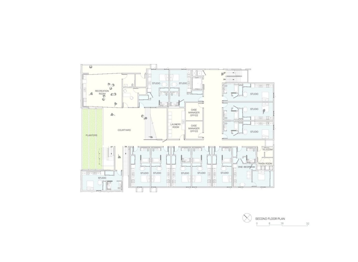Půdorys 2.NP: Druhé patro tvoří centrální vyvýšený dvůr obklopený byty a místností pro volnočasové aktivity. (Rose Apartments v Los Angeles, Brooks & Scarpa)