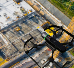 BLK2FLY je první autonomní létající skener, který disponuje autonomním módem pro automatický sběr dat. Dokáže sbírat data v exteriéru i interiéru.