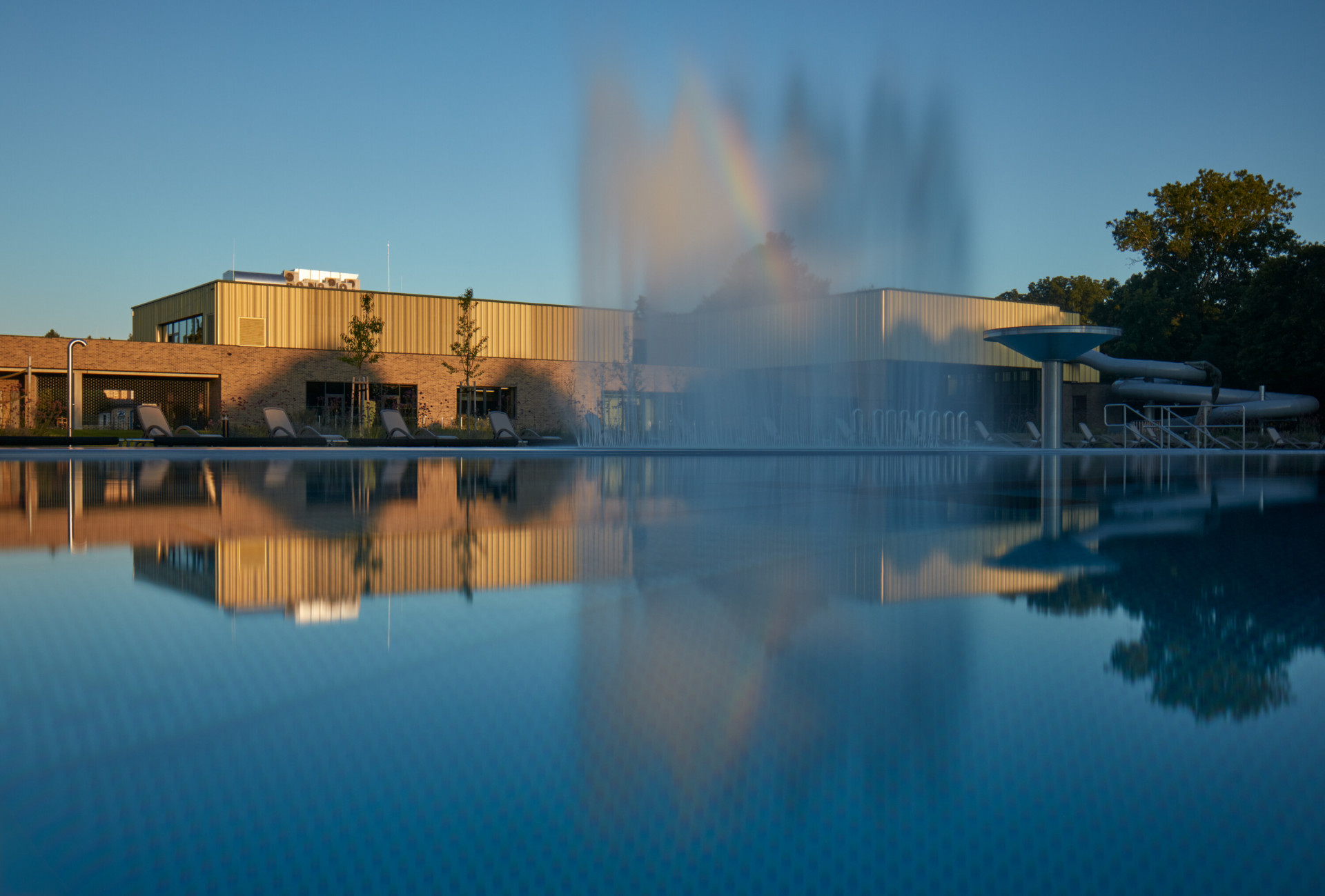 Aquavparku v Kyjově, SENAA architekti: V Kyjově postavili nový aquapark, takový, který nehýří všemi barvami a ani není do sebe uzavřenou krabicí