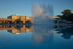 Aquavparku v Kyjově, SENAA architekti: V Kyjově postavili nový aquapark, takový, který nehýří všemi barvami a ani není do sebe uzavřenou krabicí